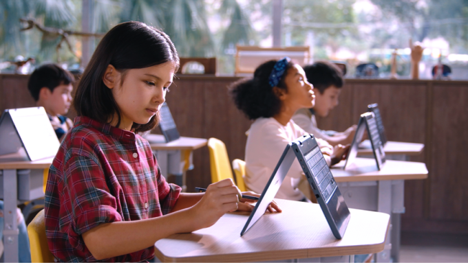 Máy được trang bị 2 camera, một webcam HD tiêu chuẩn cùng một camera 13MP nằm ngay trên bàn phím.