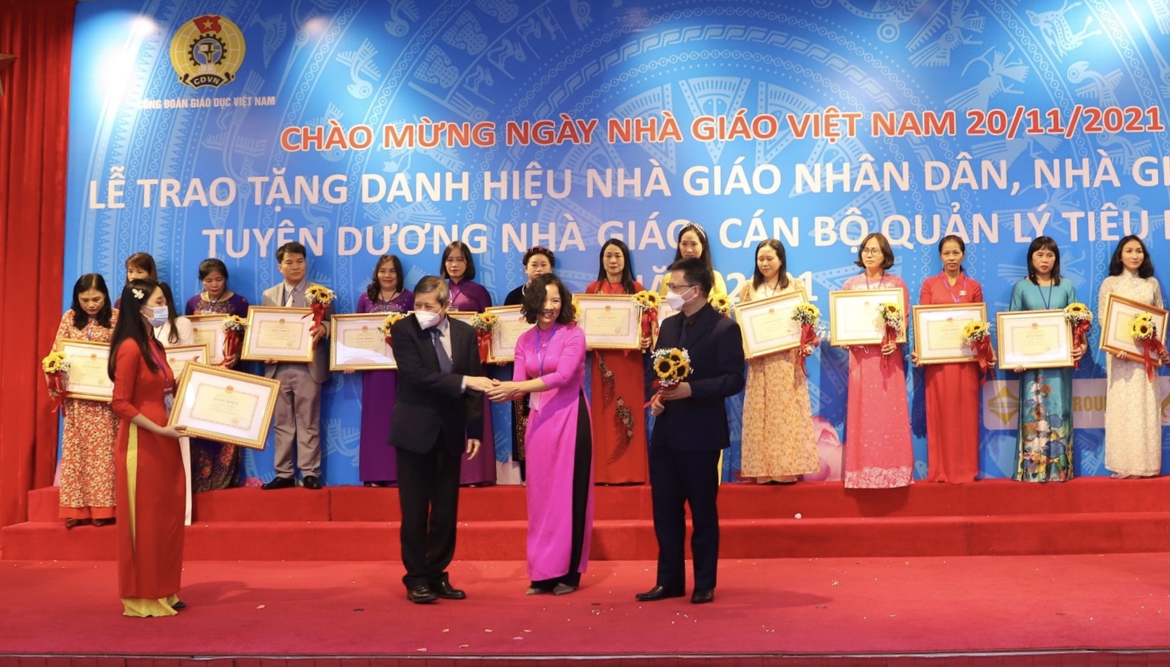 nganh giao duc vinh danh giao vien can bo quan ly tieu bieu nam 2021 2