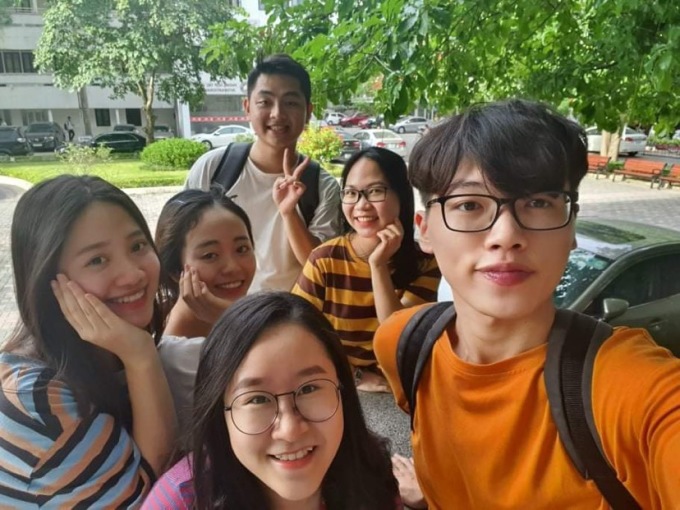 Thành (áo cam) cùng bạn bè tại Đại học Ngoại thương. Ảnh: Nhân vật cung cấp