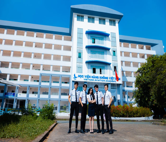 tiep vien hang khong thi khoi nao