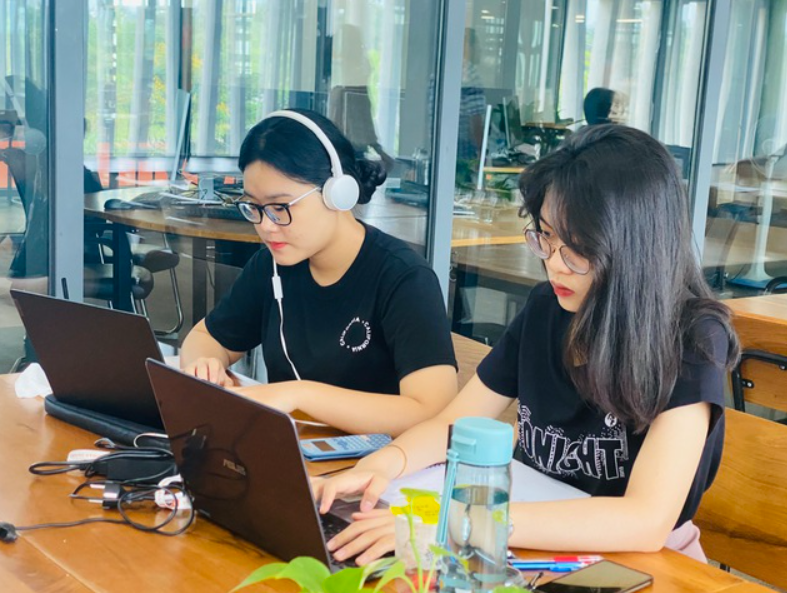 Sinh viên Trường ĐH Việt Đức trong thư viện